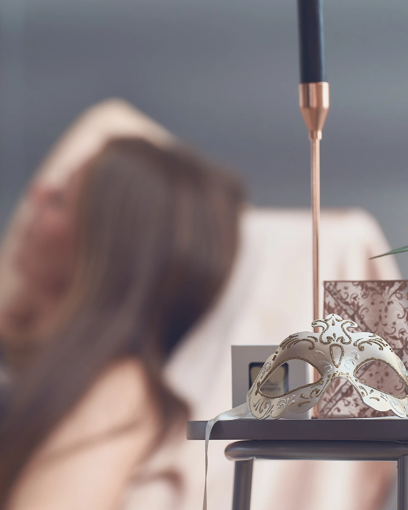 Maske und geprägte Karte auf einem dunklen Tisch