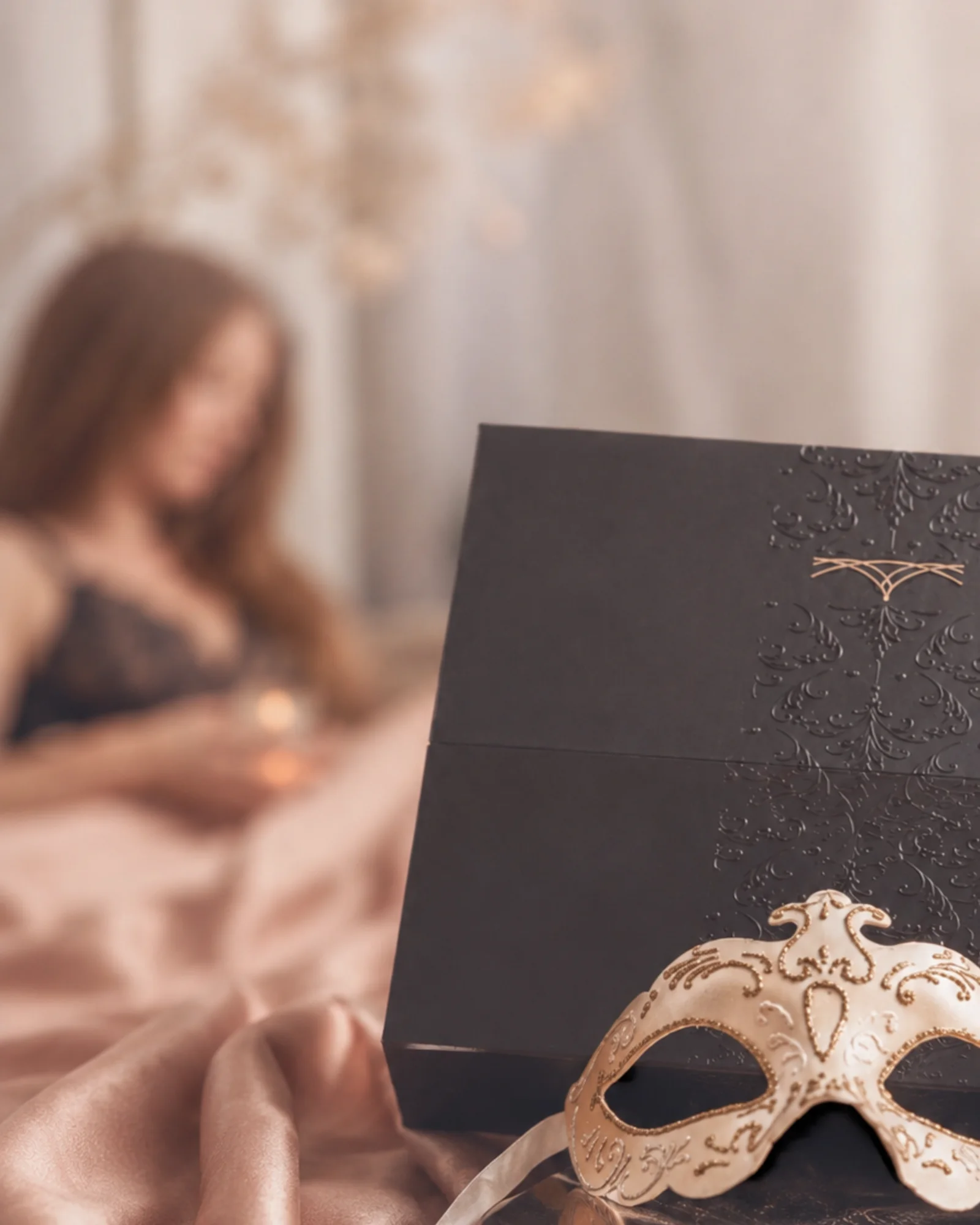 Maskierte Karte und schwarze Box vor einer weich unscharfen Person im Hintergrund