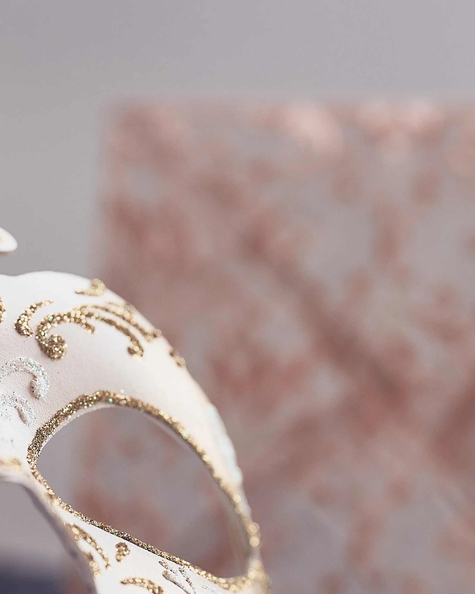Nahaufnahme einer cremefarbenen Maske mit goldener Verzierung